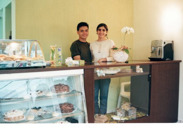 Chef Vanessa Lopes e o marido na Confeitaria Vitrine dos Bolos
