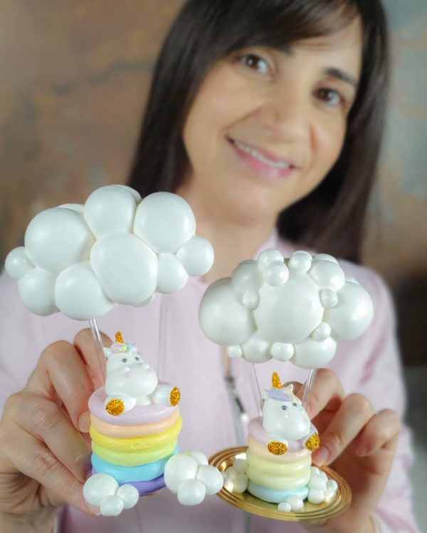 Chef Vanessa Lopes Segurando Suspiros Modelados em formato de unicornio