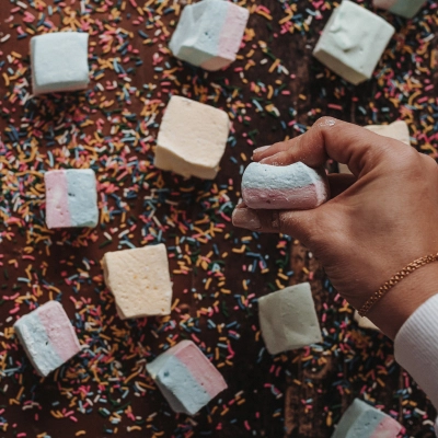 Apertando um marshmallow artesanal colorido