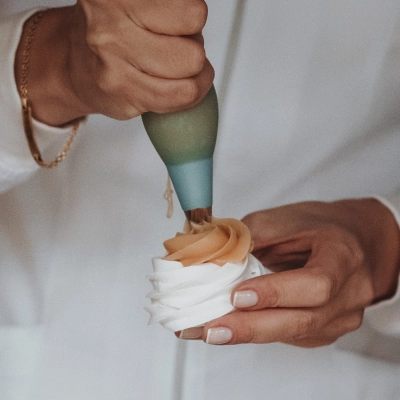 Recheando uma pavlova com brigadeiro
